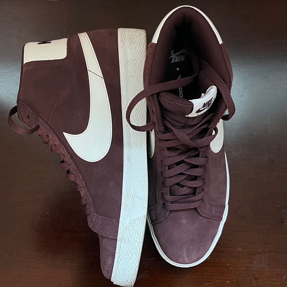 Nike Men’s SB Blazer Sneakers in Burgundy and White - Picture 3 of 7